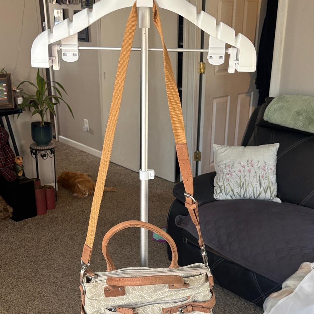 L.L.Bean Stylish Cream Handbag/ Tote  with Tan Accents - Picture 9 of 15